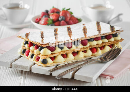 Sommer Obst Millefeuille Stockfoto