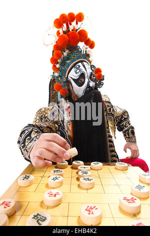 Peking-Oper-Darsteller spielt Schach Stockfoto