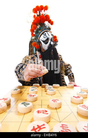 Peking-Oper-Darsteller spielt Schach Stockfoto