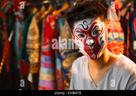 Männlichen Darsteller der Peking-Oper in der Umkleidekabine Stockfoto