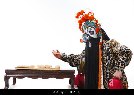 Peking-Oper-Darsteller spielt Schach Stockfoto