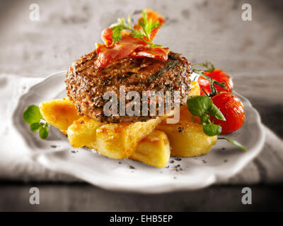 Char, gegrilltes Rindfleischburger und Speck mit klobigen Pommes Frites und Salat Stockfoto