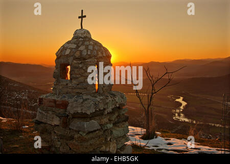 Pinios (Peneus) Fluss, Sonnenuntergang, direkt vor dem Betreten der Tempi-Tal, Larissa, Thessalien, Griechenland. Stockfoto