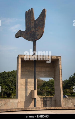 Le Corbusiers offene Hand-Symbol in der Nähe von den Gerichten für die Stadt Chandigarh, Indien. Stockfoto