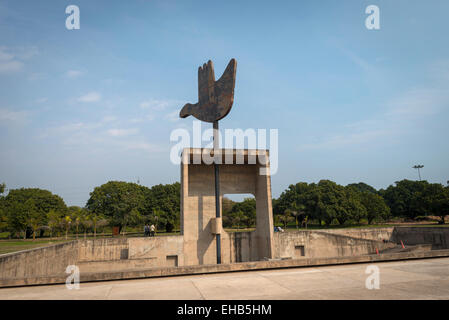 Le Corbusiers offene Hand-Symbol in der Nähe von den Gerichten für die Stadt Chandigarh, Indien. Stockfoto