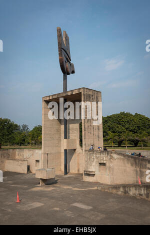 Le Corbusiers offene Hand-Symbol in der Nähe von den Gerichten für die Stadt Chandigarh, Indien. Stockfoto