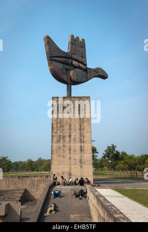 Le Corbusiers offene Hand-Symbol in der Nähe von den Gerichten für die Stadt Chandigarh, Indien. Stockfoto