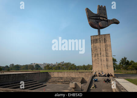 Le Corbusiers offene Hand-Symbol in der Nähe von den Gerichten für die Stadt Chandigarh, Indien. Stockfoto