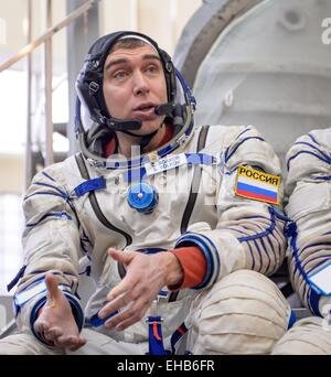 Internationale Raumstation ISS-Expedition 43 backup Crew Mitglieder Kosmonaut Sergei Volkov der russischen Federal Space Agency beantwortet Fragen aus der Presse außerhalb des Sojus-Simulators vor ihre Sojus Qualifikation Prüfungen auf der Gagarin-Kosmonautentrainingszentrum 7. März 2015 in Star City, Russland. Stockfoto