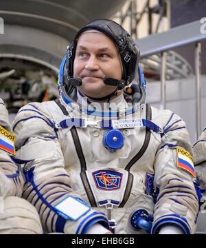 Internationale Raumstation ISS-Expedition 43 backup Crew Mitglied Kosmonaut Alexei Ovchinin der russischen Federal Space Agency beantwortet Fragen aus der Presse außerhalb des Sojus-Simulators vor ihre Sojus Qualifikation Prüfungen auf der Gagarin-Kosmonautentrainingszentrum 7. März 2015 in Star City, Russland. Stockfoto