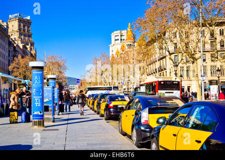 Taxi-Station in der Mitte. Barcelona, Katalonien, Spanien Stockfoto