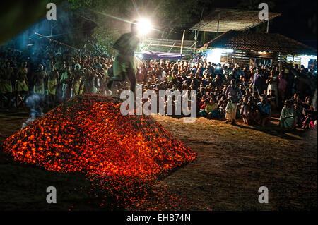 Gebräuchen des Theyyam ist Wandern in Brand Stockfoto