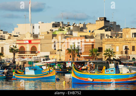 Mittelmeer Europa, Malta, Marsaxlokk Hafen, bunte Fischerboote (Dghajsa) Stockfoto