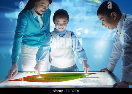 Grundschüler und Lehrer in der Klasse Stockfoto
