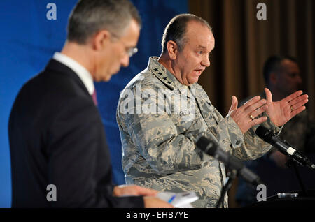 Brüssel, Belgien. 11. März 2015. NATO Secretary General Jens Stoltenberg (L) und dem Obersten Alliierten Befehlshaber Europa (SACEUR) General Philip Breedlove an eine Pressekonferenz bei der NATO Supreme SHAPE Headquarters Allied Powers Europe () in der Nähe von Mons in Belgien, 11. März 2015 teilnehmen. Bildnachweis: Ye Pingfan/Xinhua/Alamy Live-Nachrichten Stockfoto