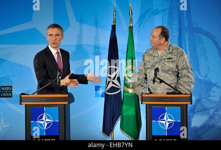 Brüssel, Belgien. 11. März 2015. NATO Secretary General Jens Stoltenberg (L) und dem Obersten Alliierten Befehlshaber Europa (SACEUR) General Philip Breedlove an eine Pressekonferenz bei der NATO Supreme SHAPE Headquarters Allied Powers Europe () in der Nähe von Mons in Belgien, 11. März 2015 teilnehmen. Bildnachweis: Ye Pingfan/Xinhua/Alamy Live-Nachrichten Stockfoto