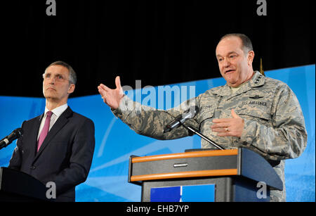 Brüssel, Belgien. 11. März 2015. NATO Secretary General Jens Stoltenberg (L) und dem Obersten Alliierten Befehlshaber Europa (SACEUR) General Philip Breedlove an eine Pressekonferenz bei der NATO Supreme SHAPE Headquarters Allied Powers Europe () in der Nähe von Mons in Belgien, 11. März 2015 teilnehmen. Bildnachweis: Ye Pingfan/Xinhua/Alamy Live-Nachrichten Stockfoto