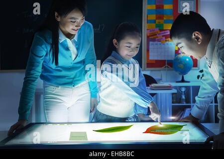 Grundschüler und Lehrer in der Klasse Stockfoto