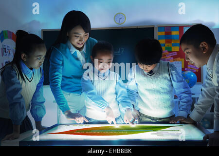 Grundschüler und Lehrer in der Klasse Stockfoto
