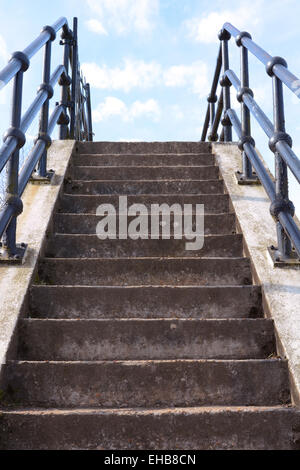 Verwitterte Beton Treppe führt nach oben in den blauen Himmel Stockfoto