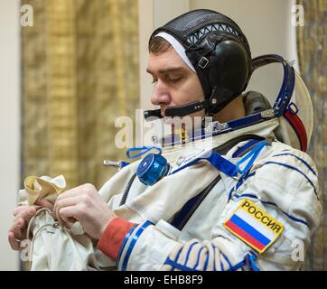 Internationale Raumstation ISS-Expedition 43 backup Crew Mitglied Kosmonaut Sergei Volkov der russischen Federal Space Agency Verkleide dich in seine russische Sokol eignet sich für ihre Sojus Qualifikation Prüfungen auf der Gagarin-Kosmonautentrainingszentrum 7. März 2015 in Star City, Russland. Stockfoto