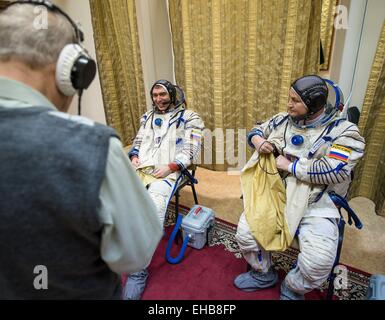 Internationale Raumstation ISS Expedition 43 backup Crew Mitglieder Kosmonauten Sergei Volkov und Alexei Ovchinin der russischen Federal Space Agency in ihre russische Sokol Anzug Anzüge für ihre Sojus Qualifikation Prüfungen auf der Gagarin-Kosmonautentrainingszentrum 7. März 2015 in Star City, Russland. Stockfoto