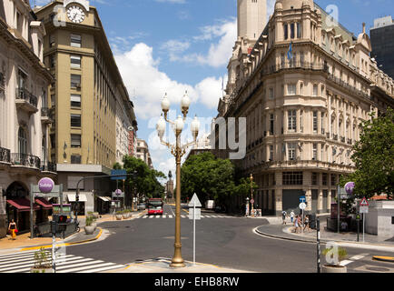 Argentinien, Buenos Aires, Stadtzentrum, Avenida, de Mayo und Bolivar "Subte" Bahnhof Eingänge außerhalb Stadt Parlamentsgebäude Stockfoto