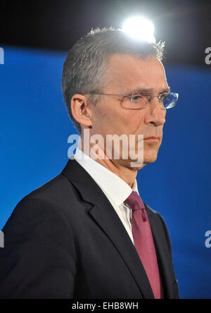 Brüssel, Belgien. 11. März 2015. NATO-Generalsekretär Jens Stoltenberg besucht eine Pressekonferenz mit Obersten Alliierten Befehlshaber Europa (SACEUR) General Philip Breedlove (nicht gesehen) an der NATO Supreme SHAPE Headquarters Allied Powers Europe () in der Nähe von Mons in Belgien am 11. März 2015. Bildnachweis: Ye Pingfan/Xinhua/Alamy Live-Nachrichten Stockfoto