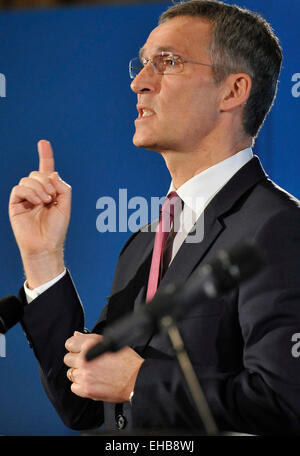 Brüssel, Belgien. 11. März 2015. NATO-Generalsekretär Jens Stoltenberg besucht eine Pressekonferenz mit Obersten Alliierten Befehlshaber Europa (SACEUR) General Philip Breedlove (nicht gesehen) an der NATO Supreme SHAPE Headquarters Allied Powers Europe () in der Nähe von Mons in Belgien am 11. März 2015. Bildnachweis: Ye Pingfan/Xinhua/Alamy Live-Nachrichten Stockfoto