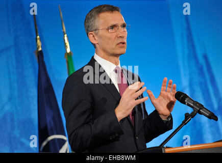 Brüssel, Belgien. 11. März 2015. NATO-Generalsekretär Jens Stoltenberg besucht eine Pressekonferenz mit Obersten Alliierten Befehlshaber Europa (SACEUR) General Philip Breedlove (nicht gesehen) an der NATO Supreme SHAPE Headquarters Allied Powers Europe () in der Nähe von Mons in Belgien am 11. März 2015. Bildnachweis: Ye Pingfan/Xinhua/Alamy Live-Nachrichten Stockfoto