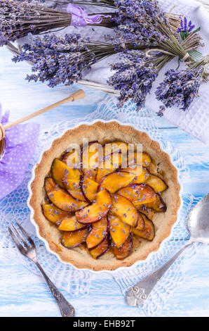 Nektarinen-Tarte mit Lavendel und Honig Stockfoto