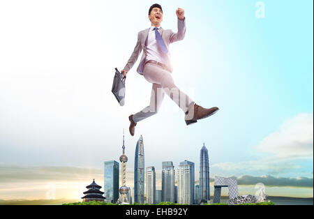 Der Business-Mann springt über der Stadt Stockfoto