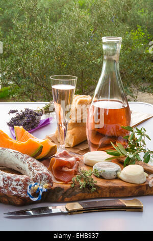Käse-Schinken-Platte A la Provence Stockfoto