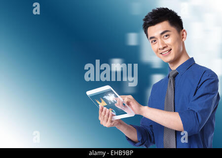Business-Mann hält einen Tablet-Computer für die Datenanalyse Stockfoto
