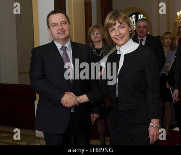 Zagreb, Kroatien. 11. März 2015. Besuch der serbische Außenminister Ivica Dacic (L), schüttelt Hände mit seinem kroatischen Amtskollegen Vesna Pusic vor Gesprächen in Zagreb, Hauptstadt Kroatiens, 11. März 2015. Der serbische Außenminister Ivica Dacic kamen in einem offiziellen Besuch in Kroatien. © Miso Lisanin/Xinhua/Alamy Live-Nachrichten Stockfoto