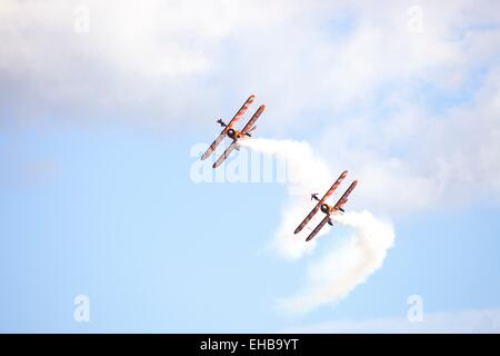 Zwei Boeing Stearman Modell 75. Breitling-Doppeldecker im weißen Himmel. Windermere Air Show 2011, Cumbria, UK. Stockfoto