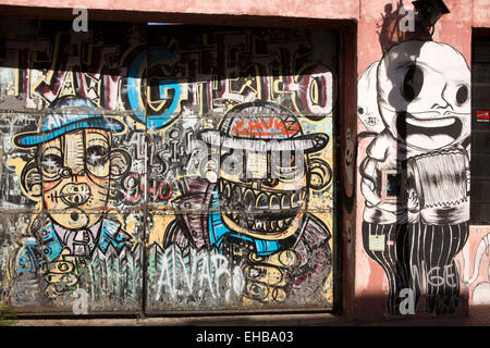 Argentinien, Buenos Aires, San Telmo, Defensa, Graffiti auf Tore zum Hof Stockfoto