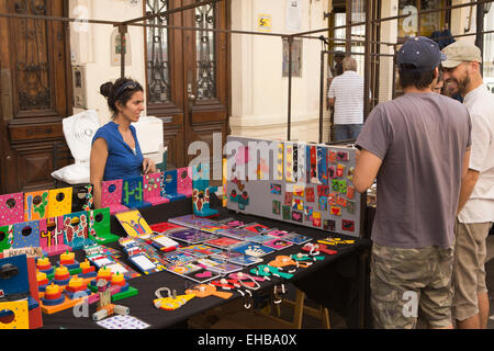 Argentinien, Buenos Aires, San Telmo, Defensa, Straßenmarkt Stall zu verkaufen gemalt Holzspielzeug Stockfoto