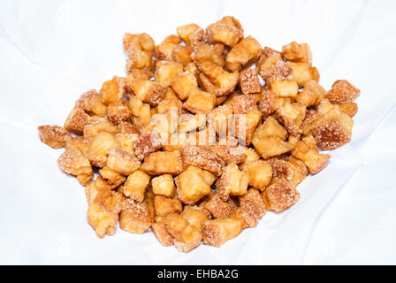 Frittierte Schwarte auf weißem Papier [Weichzeichner]. Stockfoto