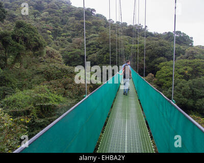 Menschen auf einer Hängebrücke in Monteverde, Costa Rica. Stockfoto