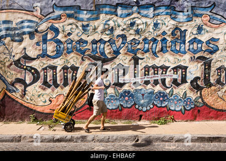 Argentinien, Buenos Aires, San Telmo, San Lorenzo, Mann zu Fuß vorbei an Straße graffiti Stockfoto