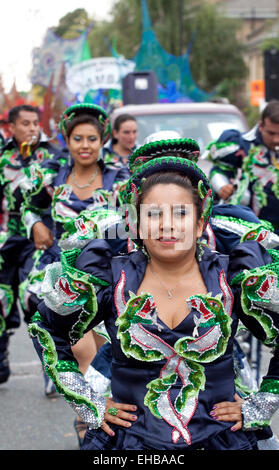 Bolivianische Frauen Tänzer in Tracht und eine Linie Stockfoto