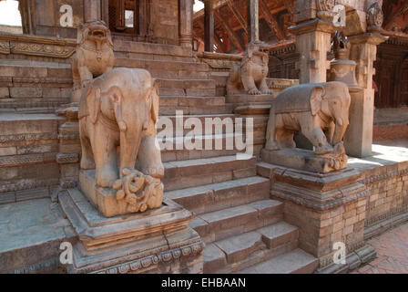 Alte buddhistische Statuen auf Bhaktapur Platz. Kathmandu, Nepal Stockfoto