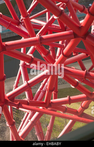 Detail der Arcelor Mittal Umlaufbahn am Queen Elizabeth Olympic Park, Stratford, London im März Stockfoto