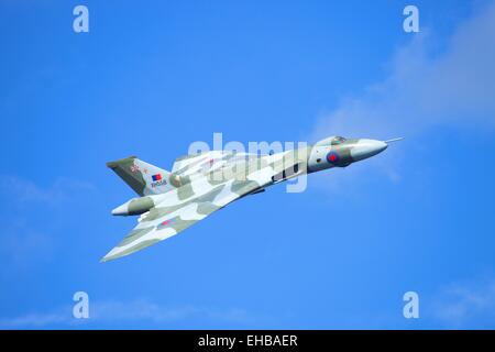 Avro Vulcan Bomber XH558 The Spirit of Great Britain, fliegen bei Windermere Air Show 2011, Cumbria, UK. Stockfoto