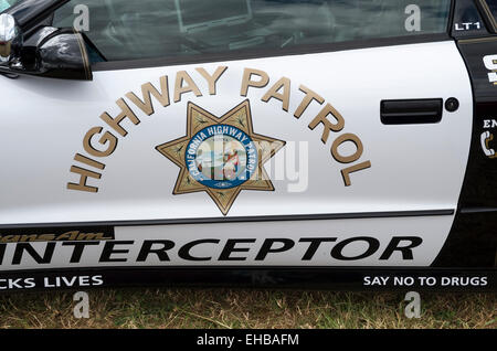 Autobahnpolizei Auto zog sich aus Caliofornia und jetzt ein Liebhaberfahrzeug Stockfoto