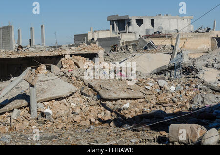 Ein Blick auf die Zerstörung in Ain al-Arab auch bekannt als Kobanê, die Straßen sind Schutt gefüllt und großer Teil der Stadt wurde verwüstet nannte man sie "Stalingrad", nach Monaten des Kämpfens und wilden Streiks gegen die Aufständischen Dschihad in Kobane Luft. © Jonathan Raa/Pacific Press/Alamy Live-Nachrichten Stockfoto