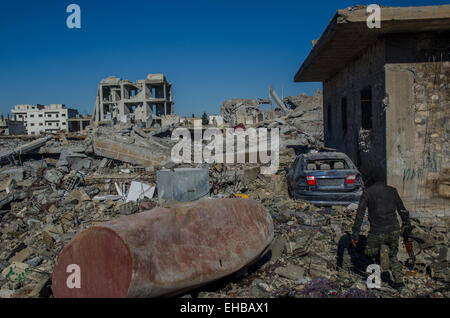 Ein Blick auf die Zerstörung in Ain al-Arab auch bekannt als Kobanê, die Straßen sind Schutt gefüllt und großer Teil der Stadt wurde verwüstet nannte man sie "Stalingrad", nach Monaten des Kämpfens und wilden Streiks gegen die Aufständischen Dschihad in Kobane Luft. © Jonathan Raa/Pacific Press/Alamy Live-Nachrichten Stockfoto