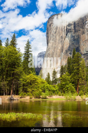 El Capitan mit dem Merced River fließt durch das Yosemite Valley Yosemite Nationalpark Kalifornien Stockfoto