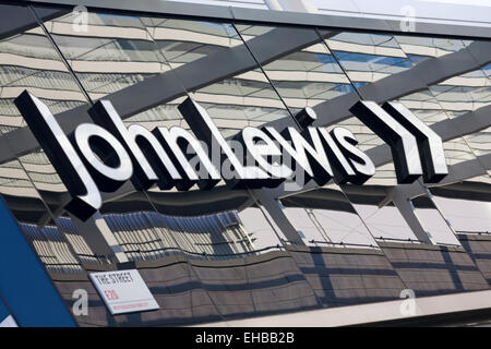 John Lewis Beschilderung auf der Außenseite des Geschäfts an der Straße im Westfield Shopping Centre, Stratford, London Großbritannien Stockfoto